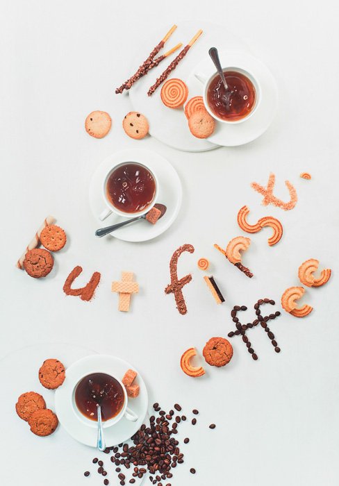 Накладной кадр фуд-арта с изображением кофейных чашек, блюдец, печенья и кофейных зерен с фуд-типографией