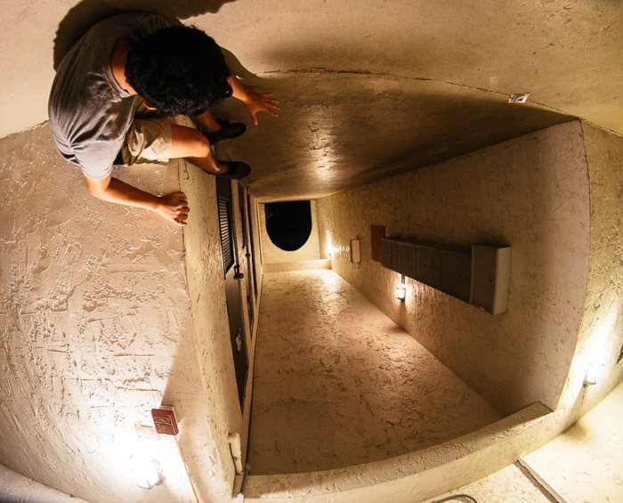 Снимок с вынужденной перспективой человека, смотрящего вниз на перевернутый коридор