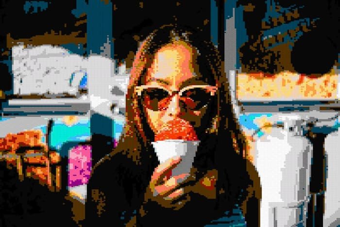 Портрет женщины, поедающей рожок мороженого с крутым эффектом глитч-арта