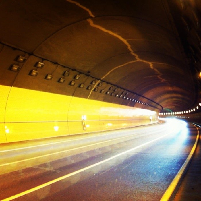 Атмосферная фотография туннеля автострады с потоками света пример длинной экспозиции со смартфона
