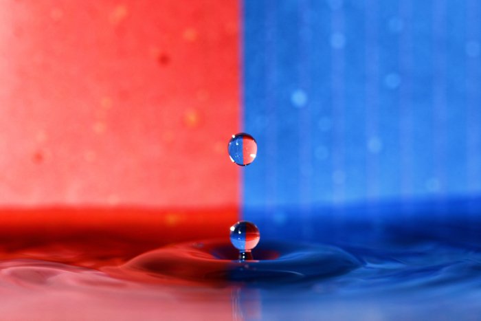 Красно-синий фон с фотографией капель воды на переднем плане
