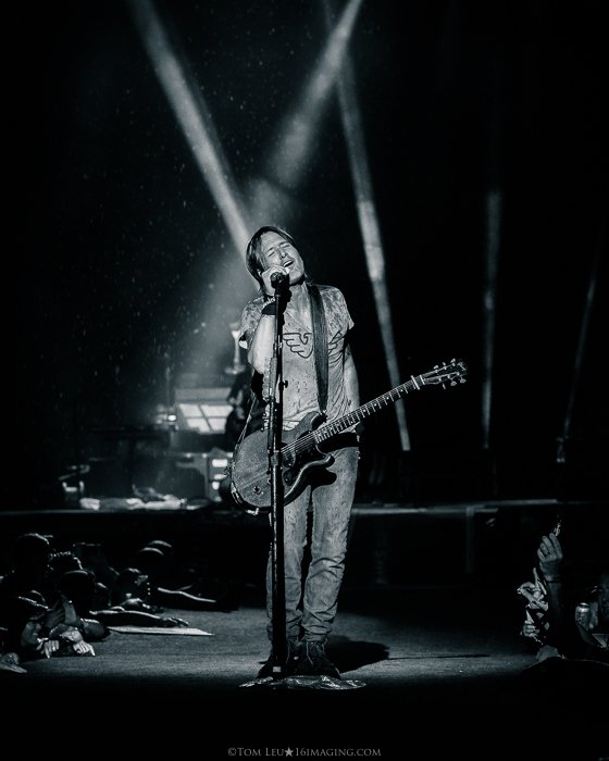 Черно-белый концертный снимок Кита Урбана на сцене