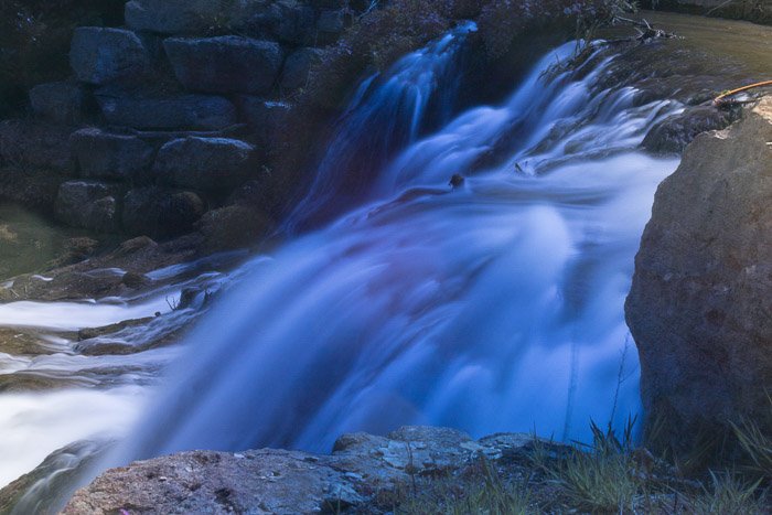 Красивый водопад индиго снят с длинной выдержкой