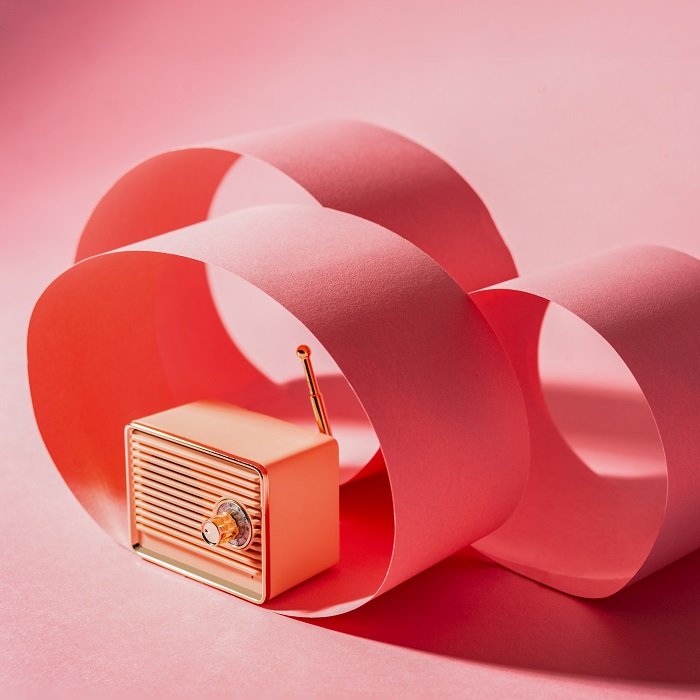 Пример стилизации товарной фотографии винтажного радио в окружении розовой бумаги на розовом фоне