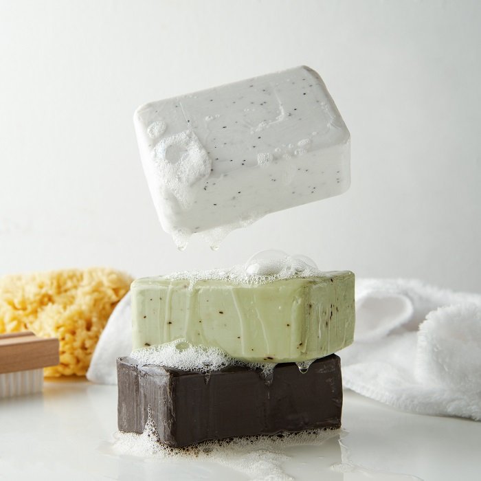 Пример стилизации фотографии продукта, изображающий стопку из трех мыл