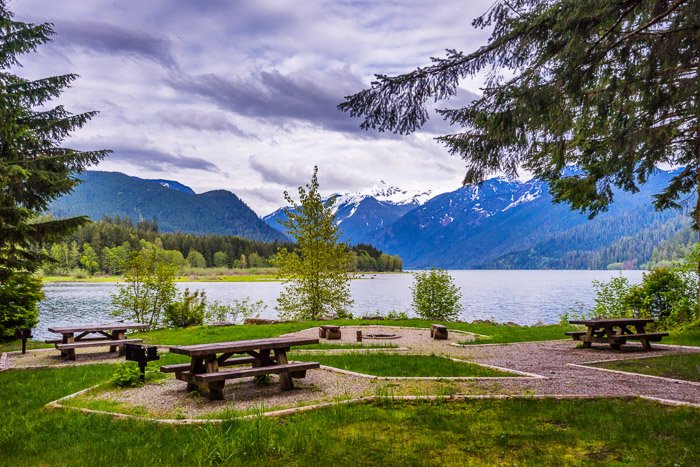 Место для пикника в кемпинге на фоне озера и гор