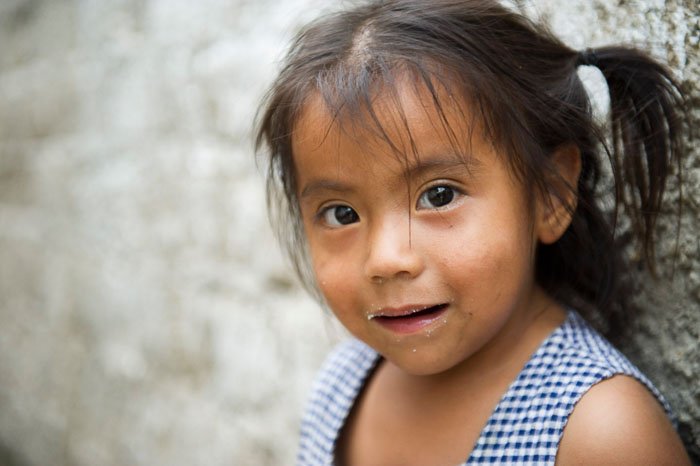 Портрет маленькой девочки крупным планом, сделанный фотографом из путешествия