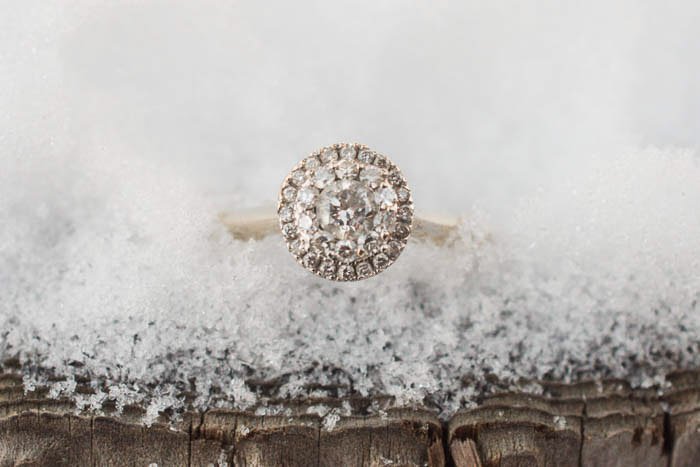 Фото обручального кольца во льду крупным планом. Свадебная фотосъемка