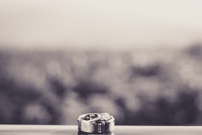 Черно-белая фотография обручального кольца на подоконнике крупным планом. Свадебная фотосъемка