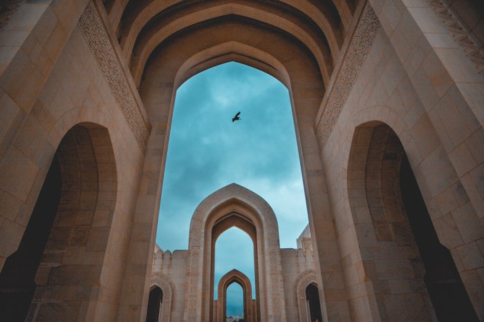 Вечерний снимок Большой мечети Султана Кабуса в Омане - архитектурная композиция фотографии