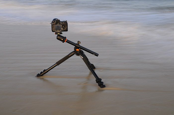 DSLR камера, установленная на штатив Vanguard Alta Pro 263AB 100 на пляже