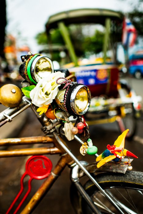 Крупный план велосипедного фонаря, украшенного яркими декорациями - советы по документальной фотографии 