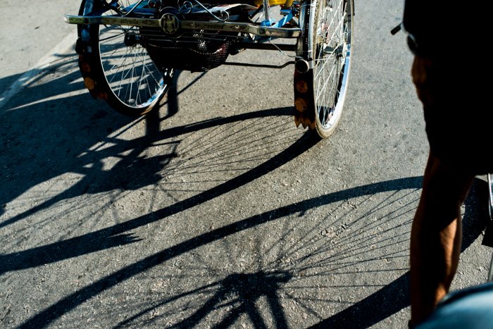 Тени от велосипедных колес на бетонной дороге