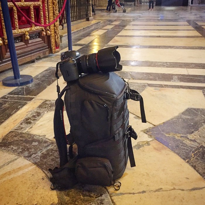 DSLR камера на сумке, используемая как штатив в музее