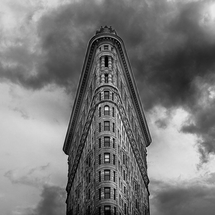 Черно-белая архитектурная фотография фасада здания Flatiron в Нью-Йорке