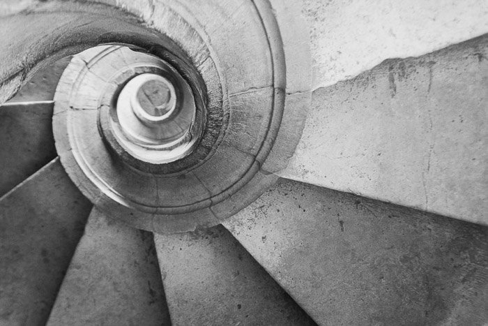 Изобразительное искусство в архитектурной фотографии: Черно-белый снимок винтовой лестницы в замке рыцарей-тамплиеров. Томар, Португалия