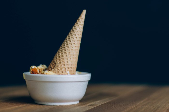 Идеи фудстайлинга: Перевернутый рожок мороженого в миске на темном фоне