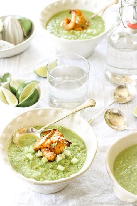 Food styling: Яркая и свежая фотосессия обеденной сервировки, включающей зеленый суп с пешками 