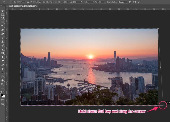 Скриншот выбора инструмента трансформации для обрезки фотографии в Photoshop