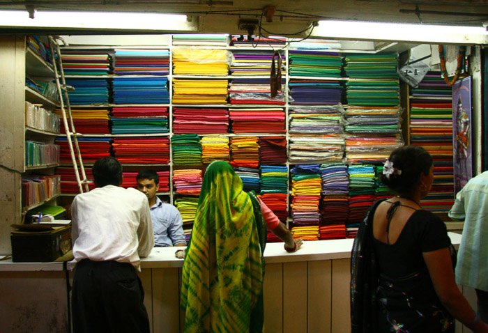 Откровенный снимок покупателей в магазине текстиля
