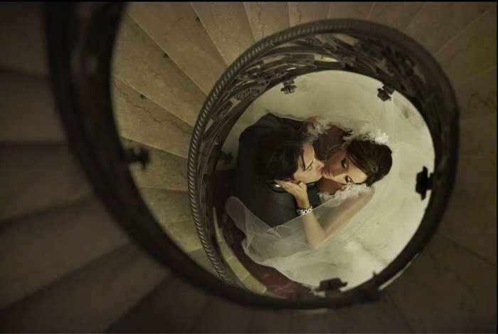 Фотография жениха и невесты в обрамлении спиральной звездной витрины из свадебного блога Джерри Гиониса