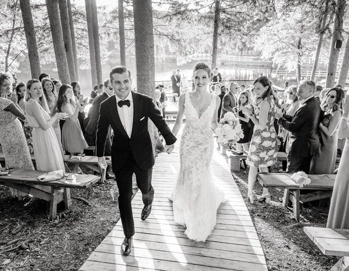 Черно-белый свадебный портрет пары, идущей к алтарю, из свадебного блога Хизер Варакса
