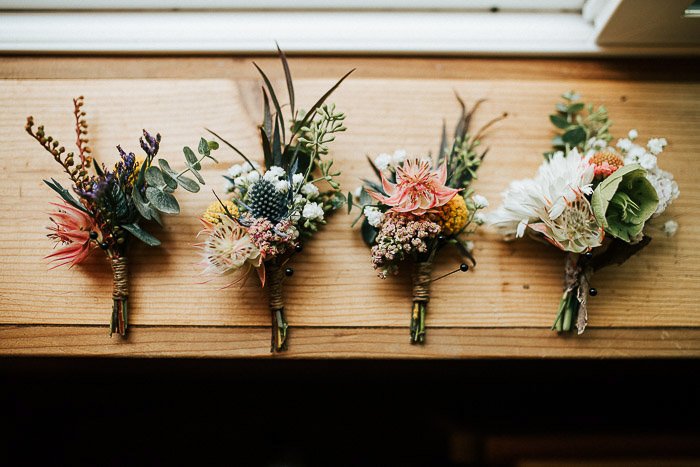 Натюрморт из четырех свадебных букетов цветов на деревянной поверхности