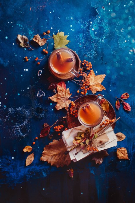 Осенний горячий чай с имбирем и корицей в стеклянной чайной чашке на мокром деревянном фоне с копировальным пространством. Концепция дождливой осени с опавшими листьями и буквами