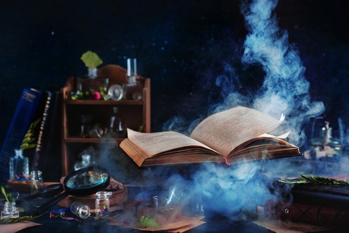 Летающая магическая книга с дымом - натюрморт с использованием цветов, контрастирующих с синим