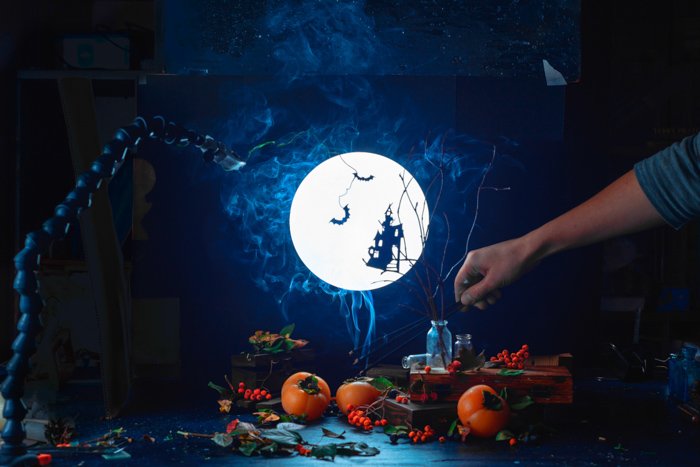 Натюрморт с жуткими силуэтами на Хэллоуин, полной луной и другим реквизитом для фотографии