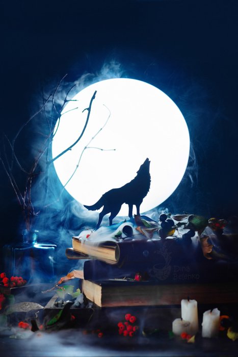 Атмосферный натюрморт на Хэллоуин с силуэтом воющего волка перед полной луной