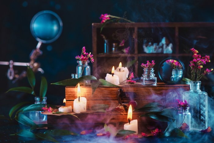 Атмосферный натюрморт с изображением коробок, дыма, свечей и другого жуткого реквизита для фотосъемки Хэллоуина на темном фоне
