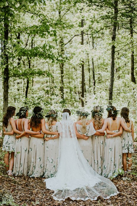 Свадебная вечеринка позирует в лесу - фокус камеры для резкой групповой фотографии