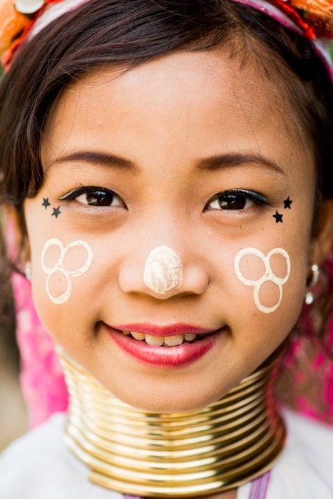 Крупный план портрета улыбающейся молодой тайской девушки