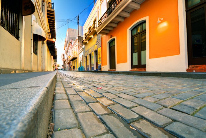 Мощеная улица под низким углом в Старом городе Сан-Хуана, Пуэрто-Рико.