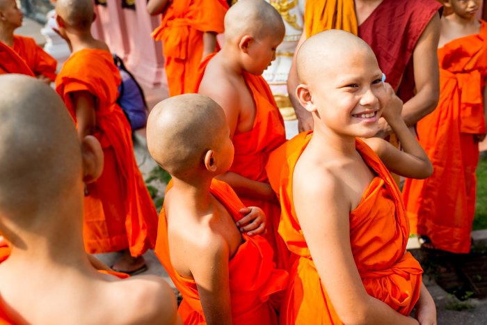 Группа молодых монахов-новичков улыбается