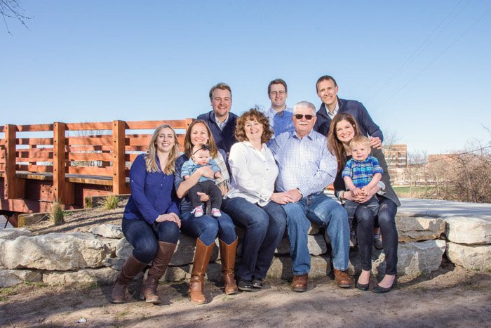 Поза большой семьи на открытом воздухе - фокус камеры для резкой групповой фотографии