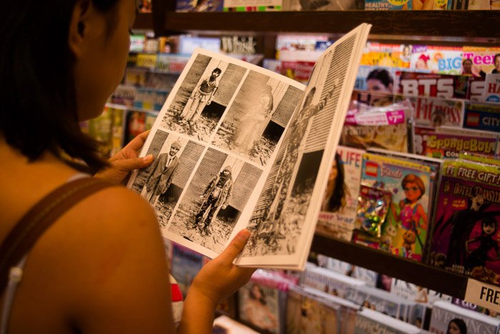 Девушка читает журнал в магазине - советы фотографа журналов