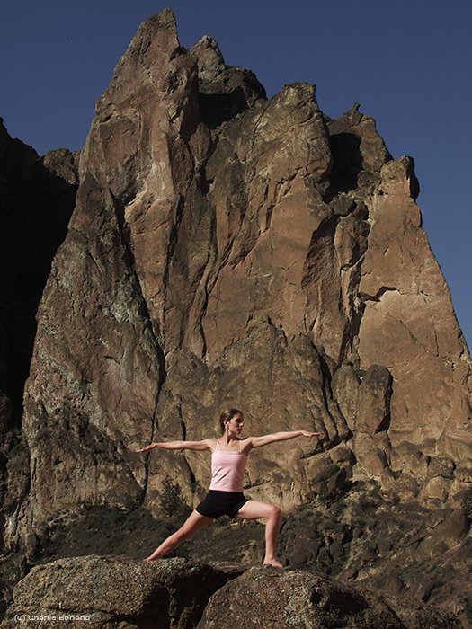 женщина, выполняющая позы йоги на фоне гор - различные типы фотографии продукта