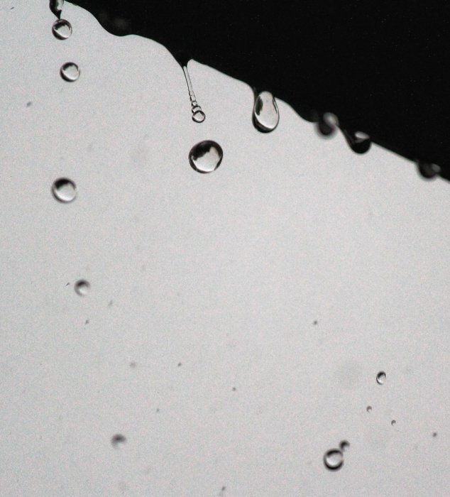 Минимальное фото падающих капель дождя крупным планом, снятое с большой выдержкой