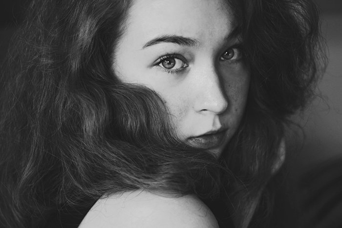 отличный черно-белый автопортрет женщины-модели - как сделать хорошее селфи