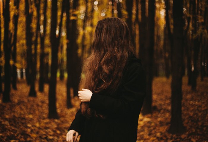 Осенний портрет женщины, идущей через лес - отличные идеи для селфи