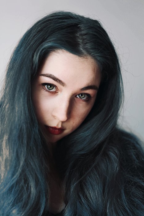 Портрет женщины-модели с голубыми волосами - отличные позы для селфи