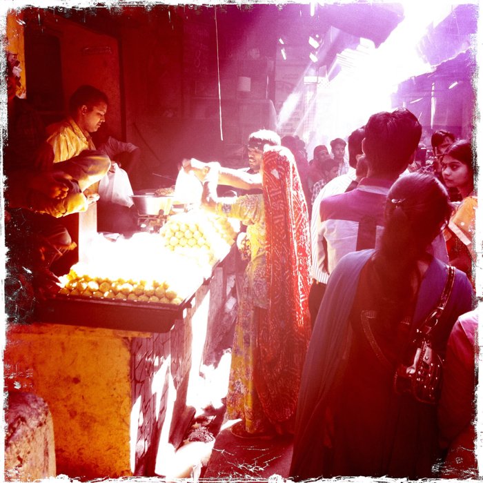 Атмосферная уличная фотография переполненного рынка в Индии, сделанная с помощью приложения hipstamatic.