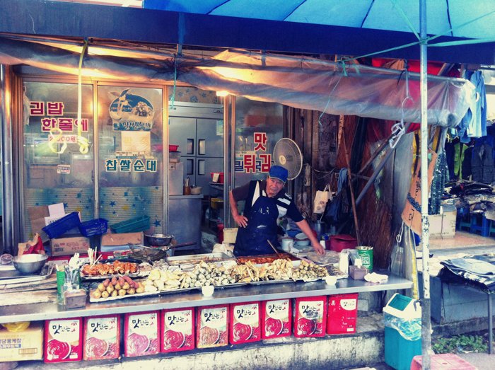 Уличная фотография продавца, присматривающего за своей едой. 