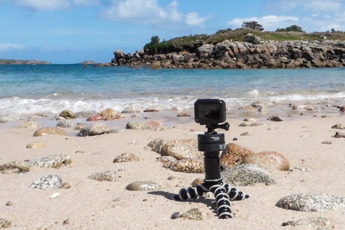 Камера GoPro, установленная на панорамной головке Flow-Mo, закрепленной на шаровой головке на GorrillaPod. 