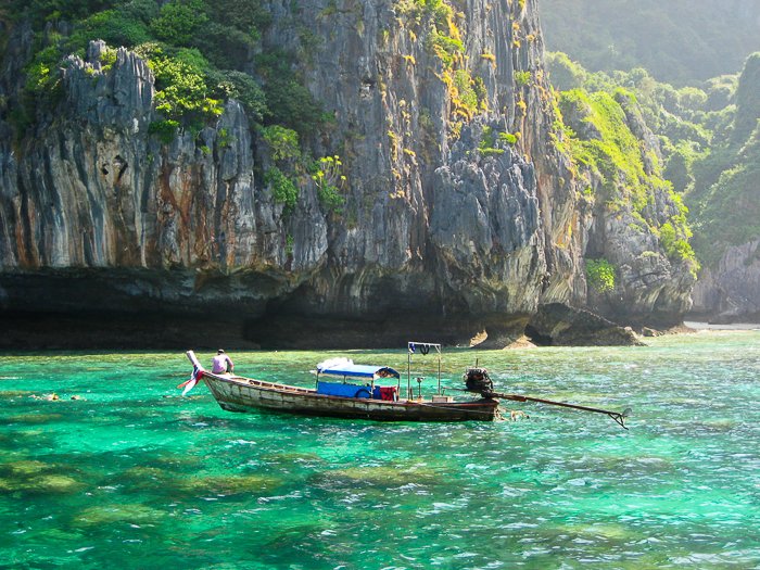 деревянная лодка на кристально синих зеленых водах Таиланда