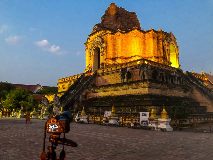 историческая архитектура в таиланде. старый храм, освещенный снизу, светящийся в сумерках - места для фотографирования мечты