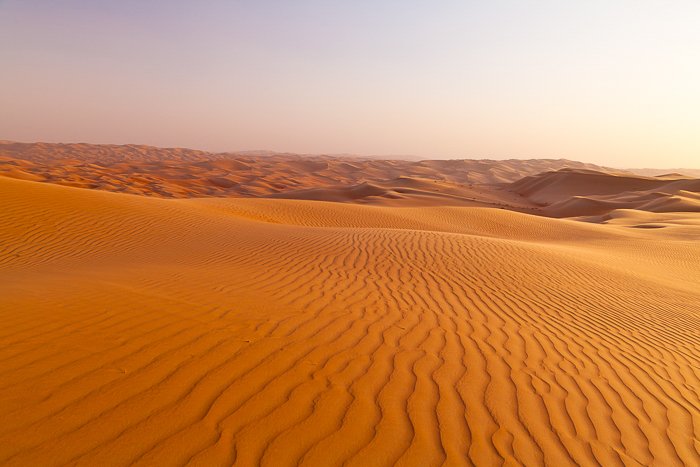 теплые оранжевые пески пустыни в ОАЭ