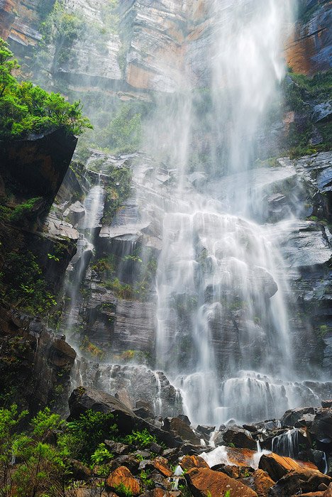Bridal Veil Falls in Blackheath, Blackheath, Blue Mountains, NSW, Australia. стремительные белые воды над скалистым лицом
